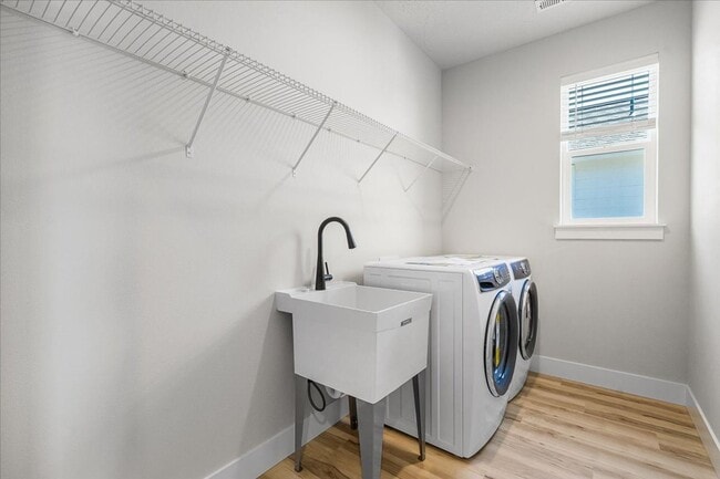 Building Photo - Perfectly designed 5-bedroom, 3-bath single family home