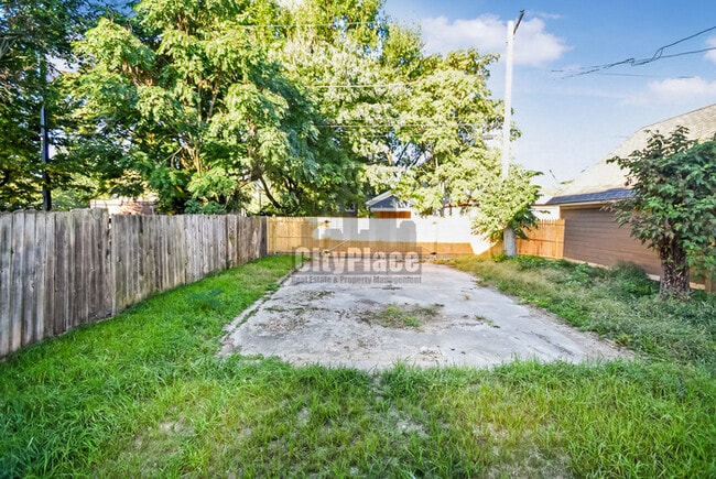 Building Photo - 2224 N Kenwood Ave