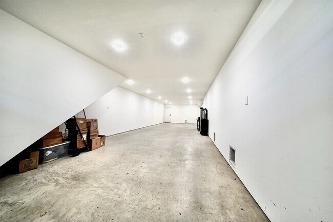 Building Photo - 2205 Staples St