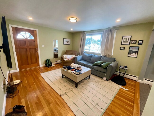 Building Photo - 1 Bedroom Condo for Rent $2,400