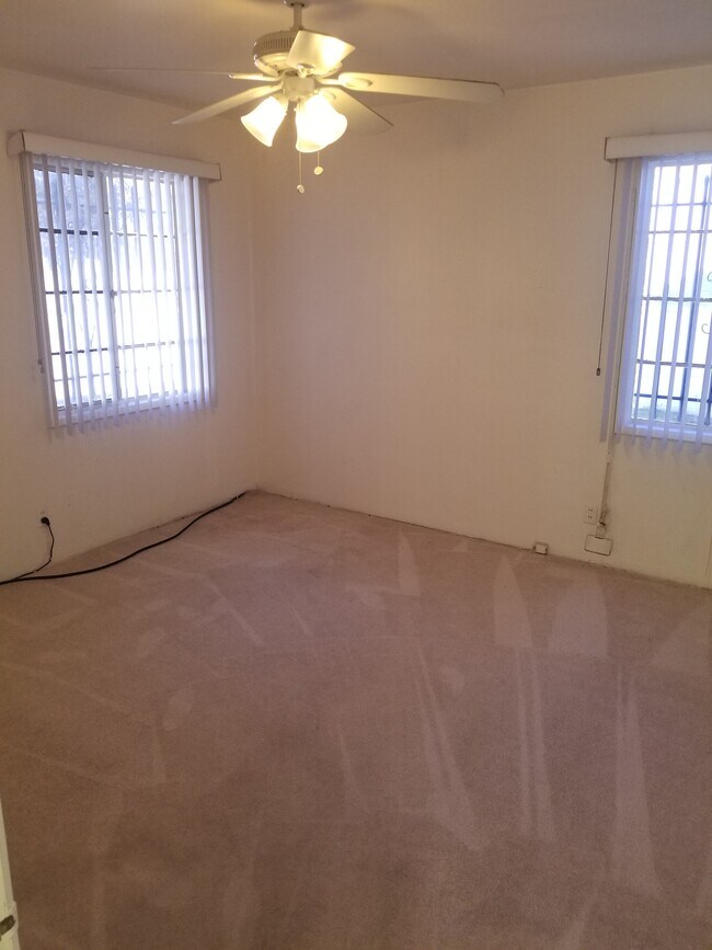 Building Photo - 333 W 33rd St