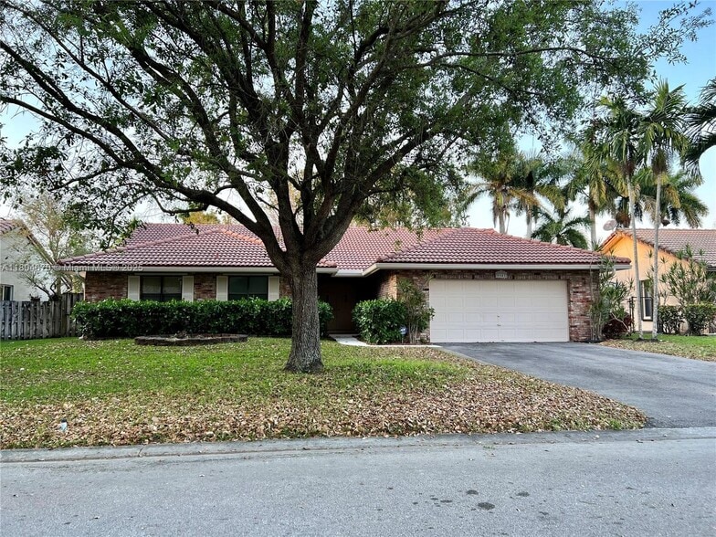 Primary Photo - 6641 NW 52nd St