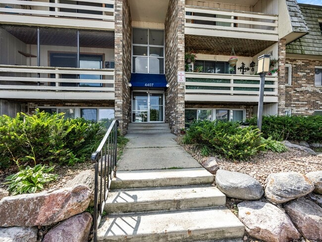 Building Photo - Mound 1 Bed Condo