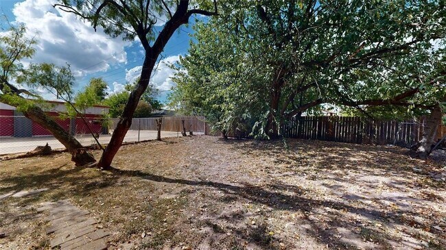 Building Photo - 301 Manuel Dr