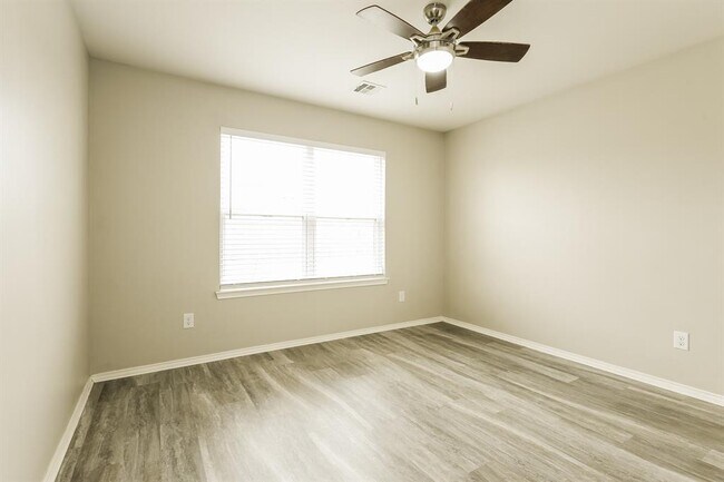 Building Photo - 518 Crystal Ln