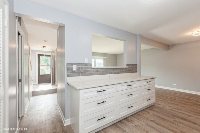 Building Photo - 2242 Country Club Dr