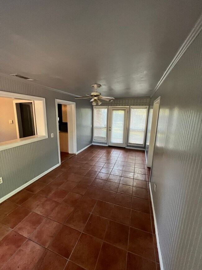 Building Photo - Massive 3/bed, 2 bath, newly updated!
