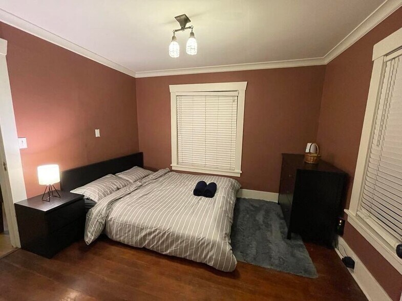 Building Photo - 704 NE 53rd St