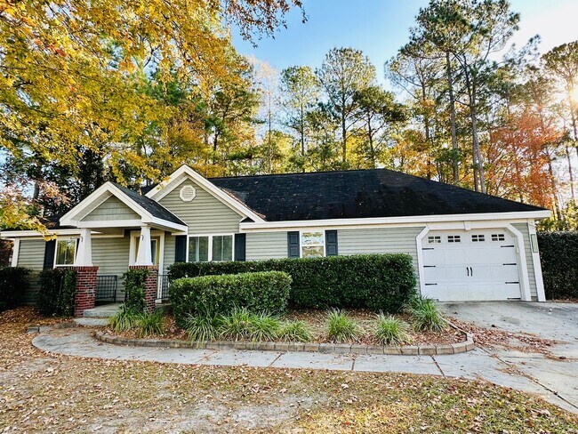 Building Photo - KINGS GRANT - Three bedroom/two bathroom h...