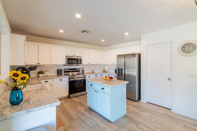 Building Photo - 1550 N Desert Willow St
