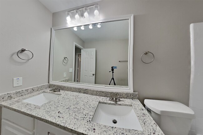 Building Photo - 19018 Oakway Dr