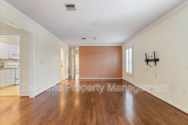 Building Photo - 5025 Hillsboro Pike