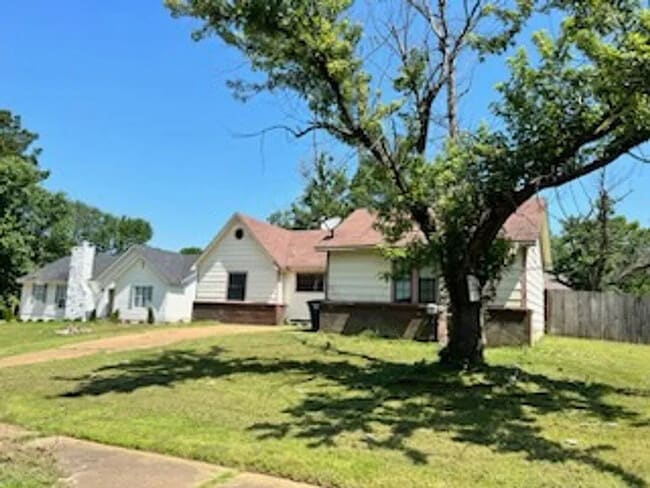 Building Photo - House For Rent