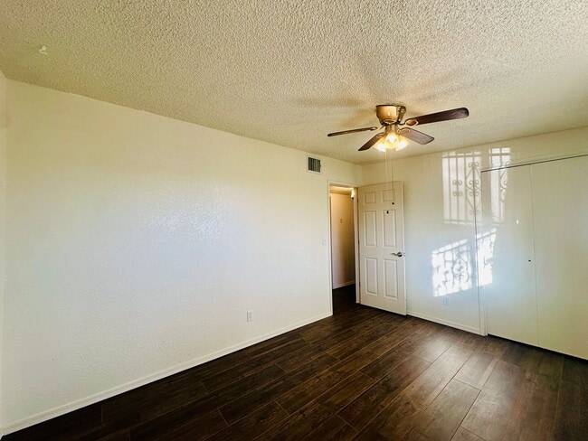 Building Photo - 2 Bedroom Renovate House! Large Yard and C...