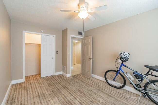 Building Photo - 650 Pinellas Point Dr S