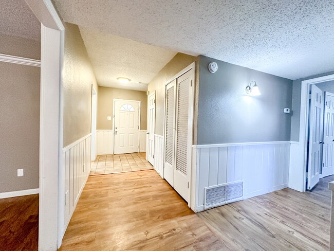 Building Photo - Large Home Preleasing for Summer 2025!