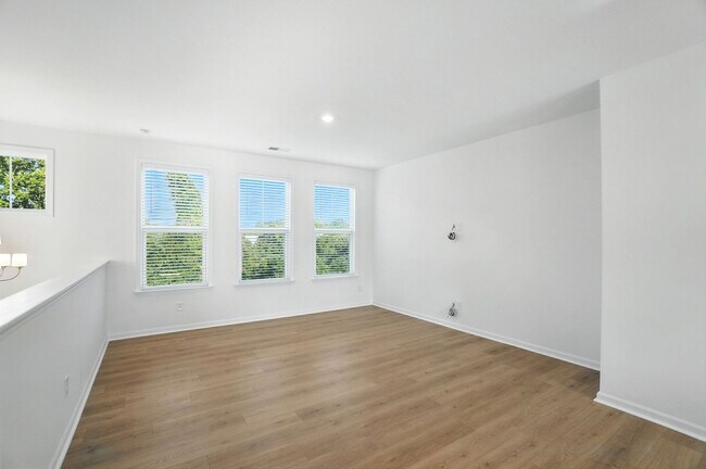 Building Photo - Brand-new three-story townhome in the Univ...