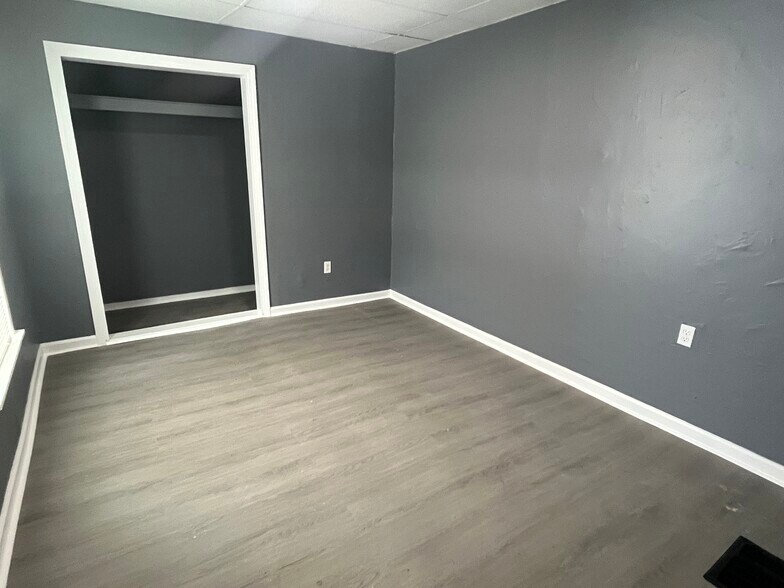 Building Photo - 909 W 17th St