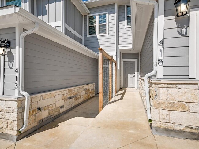 Building Photo - 415 Parkline Dr