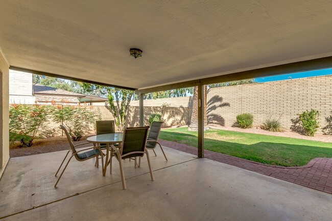 Building Photo - 3 BEDROOM, 2 BATHROOM TEMPE HOME WITH 2 CA...