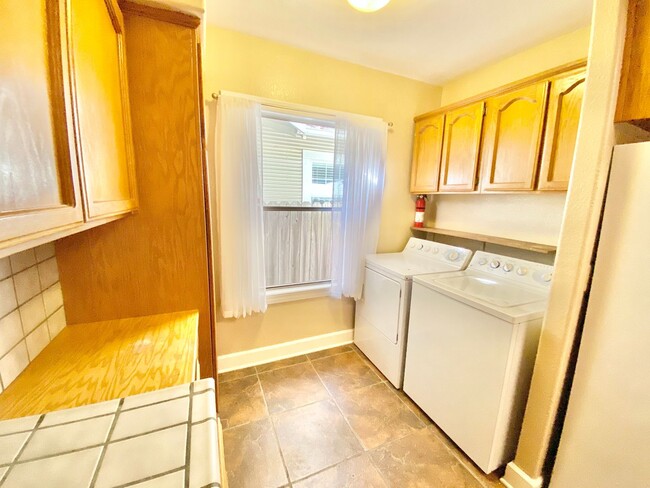 Building Photo - Adorable Home in Mid-town Sacramento!