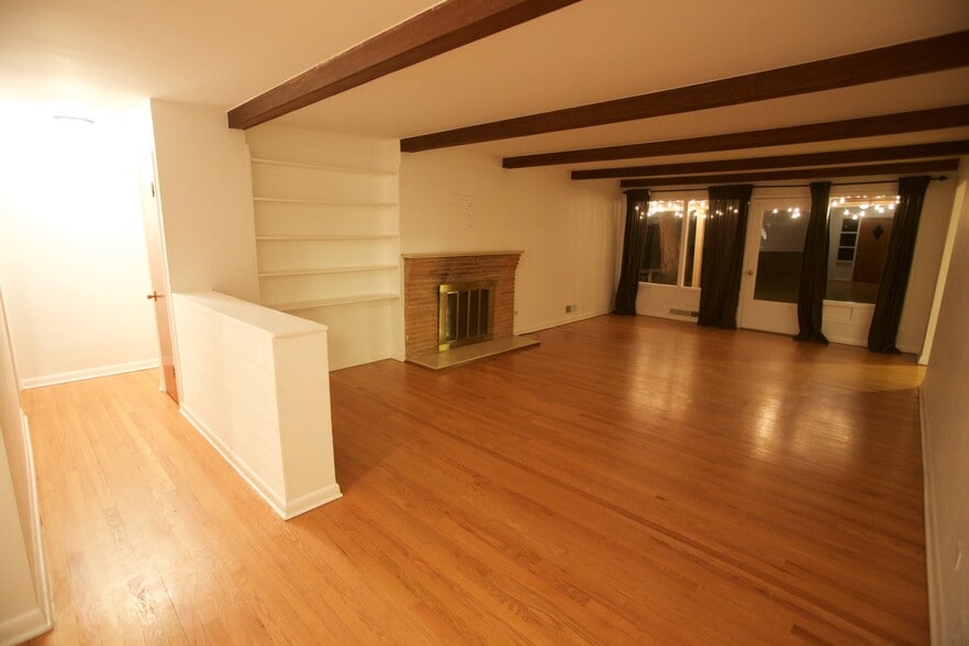 Living room - 145 Ivanhoe St