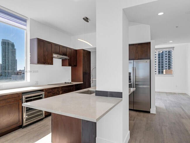 Building Photo - 725 NE 22nd St