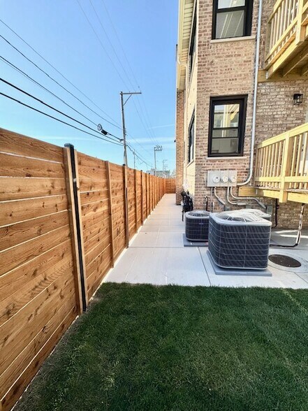 Building Photo - 4816 W Henderson St