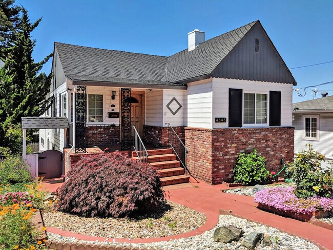Building Photo - Coming Soon! Lovely Redwood Heights Home w...