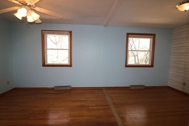 Building Photo - Amazing 4 bedroom 2 bathroom house located in quiet Manhattan neighborhood