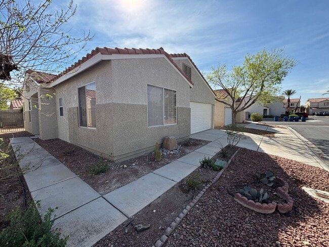 Building Photo - Beautifully updated 2Bed/2Bath single-story home w/ 2-car garage in the desirable Northwest Las V...