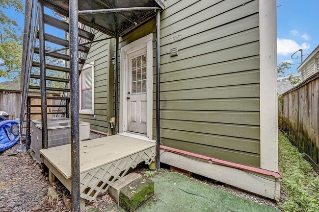 Building Photo - Stunning 1920´s Duplex located in the Hear...
