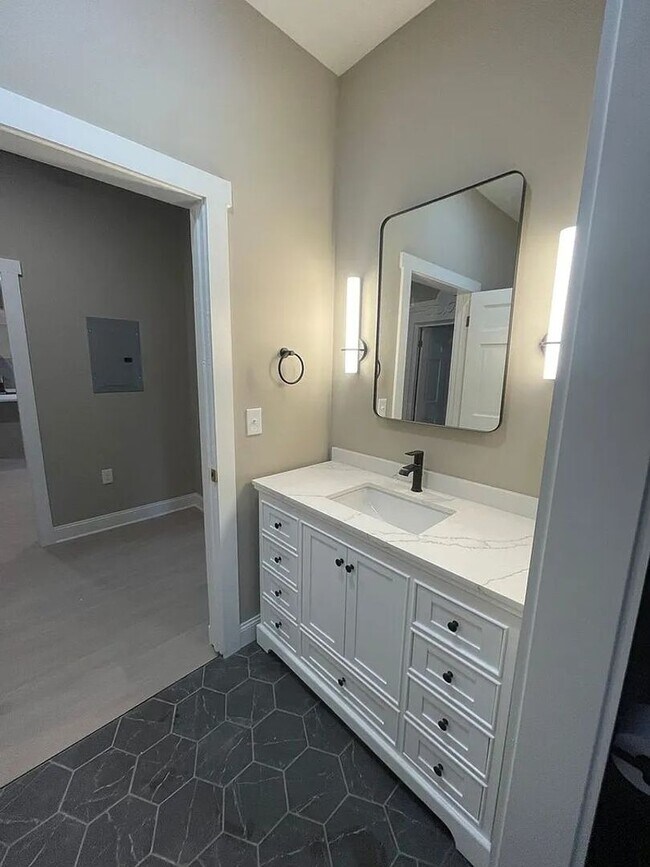 Building Photo - Available Newly Renovated 2 Bedroom and 1....