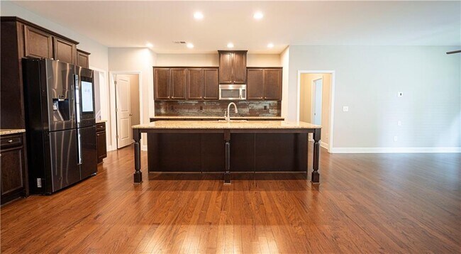 Building Photo - 3731 Ivy Lawn Dr NE