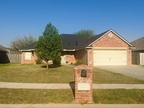 Building Photo - Charming 4-Bed, 2-Bath Home in Yukon - Gated Community in Mustang Public School District!