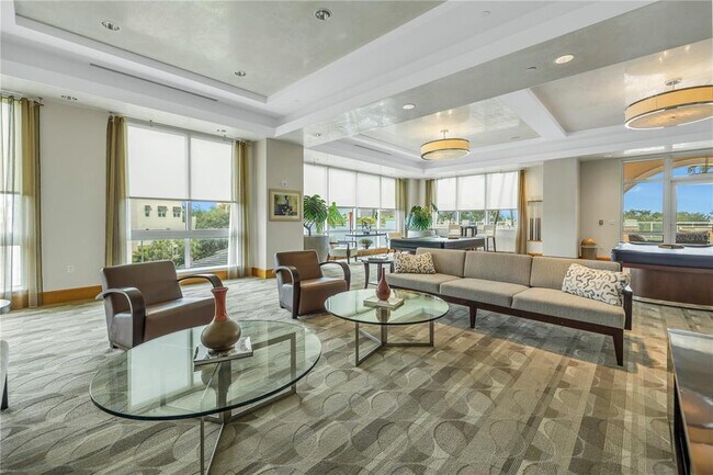Building Photo - 400 Beach Dr NE