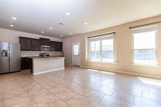 Building Photo - Prime Location with Style, Space & Convenience!