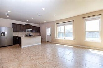 Building Photo - Prime Location with Style, Space & Conveni...