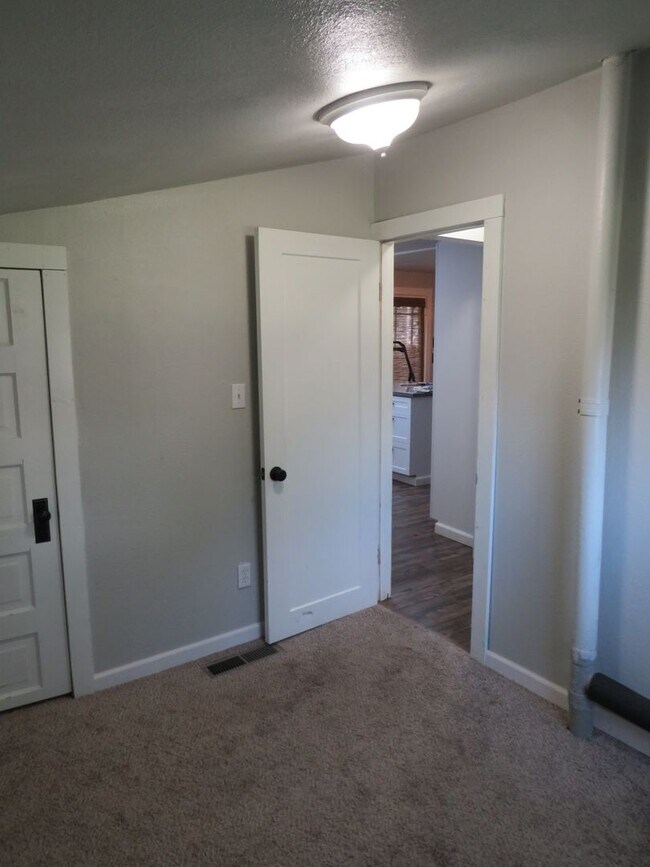Building Photo - Home in Orland Available Now!