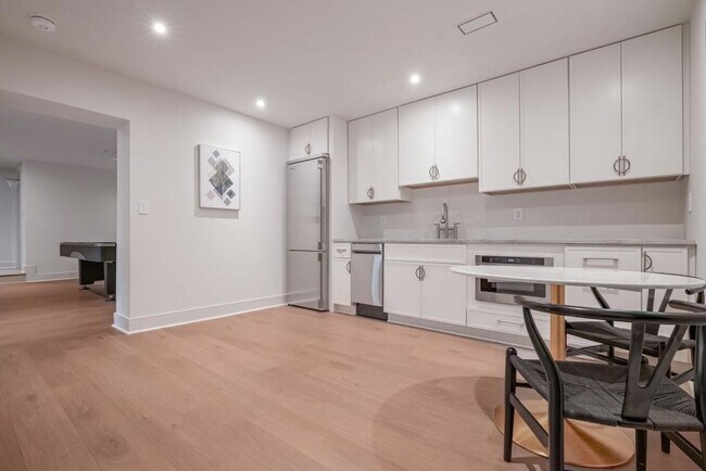 Building Photo - 1007 Somerset Dr NW