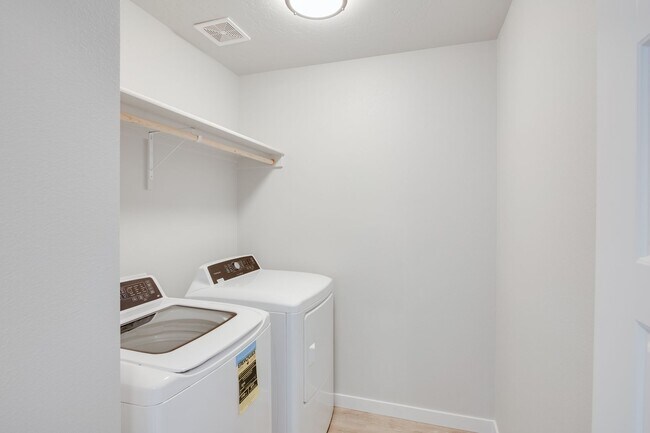 Building Photo - This 3 bedroom/2.5 bath townhome is ready for you!