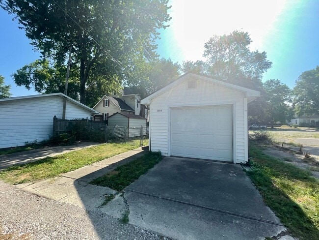 Building Photo - THE DEPOSIT MOVES YOU IN! No rent due until March 1st — the rest of February is FREE!