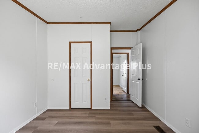 Building Photo - Spacious 4 bedroom home in private setting