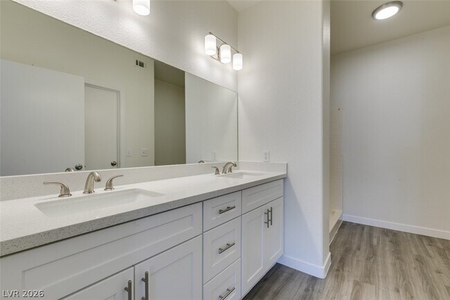 Building Photo - 3400 Cabana Dr