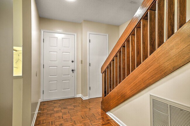 Building Photo - 501 Manor Dr