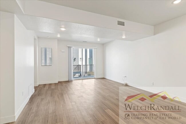 Building Photo - Beautiful 3 Bed 2.5 Bath Townhome in West ...