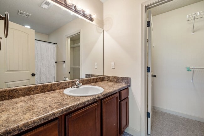 Building Photo - 3 Bedroom, 2 Bath - Ranch in Wynbrook, Boi...