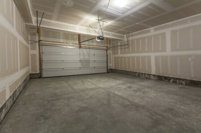 Building Photo - Newer 2 Bed / 2 Bath 2nd Floor Condo w/ 2 Car Garage