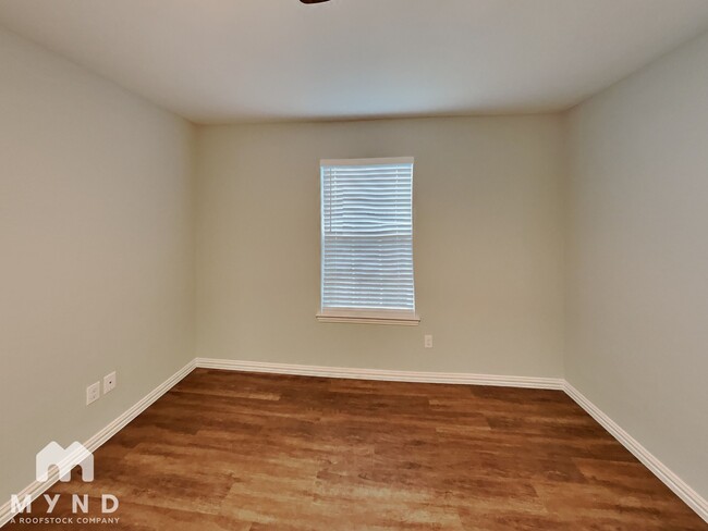 Building Photo - 10528 Many Oaks Dr