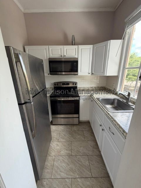Building Photo - 305 W 39th St